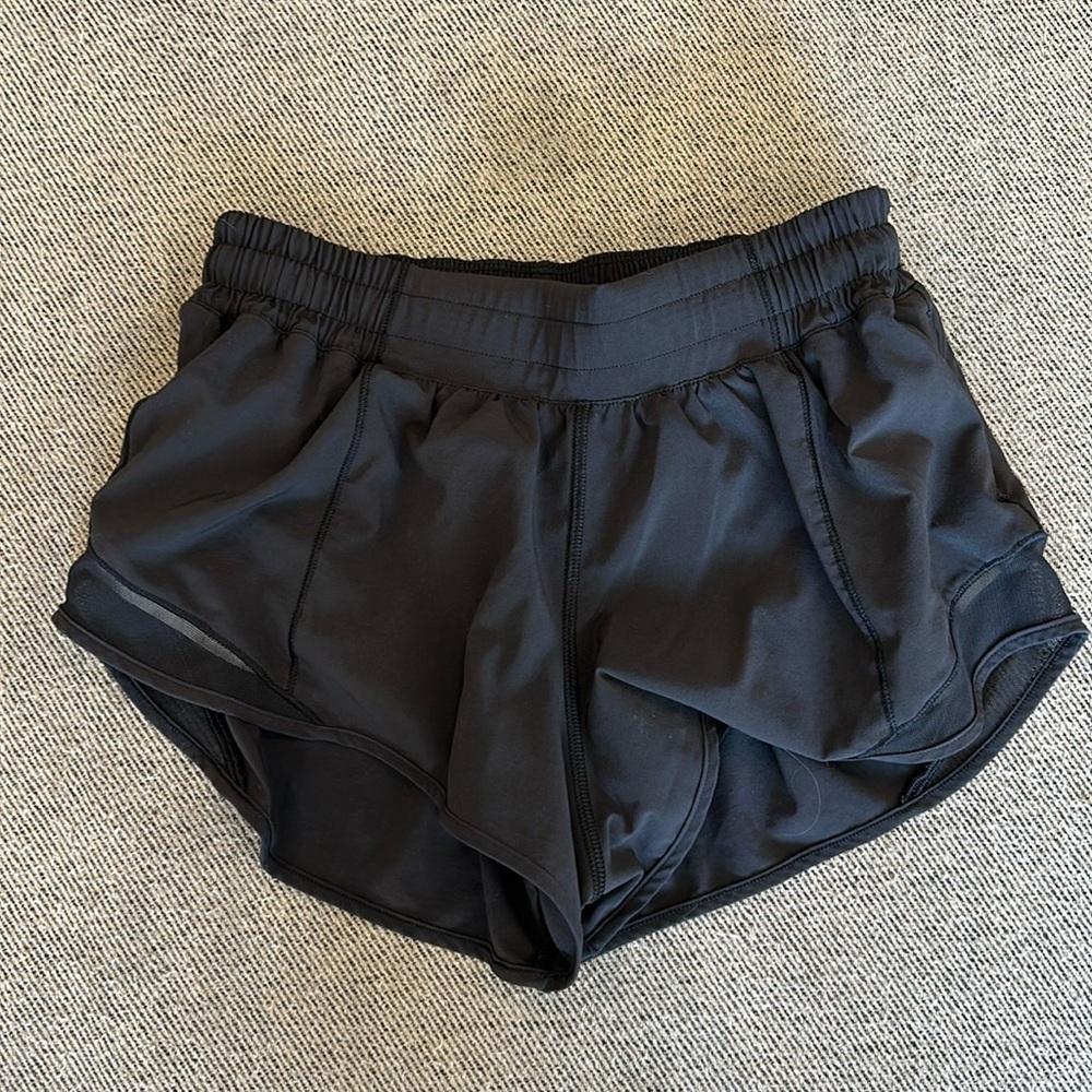 Lululemon Hotty Hot Low rise short 2.5” lined size 6 great condition